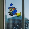 Kép 1/2 - Halloween-i ablakdekor - színes boszorkány