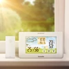 Kép 2/4 - Digitális hőmérő és ébresztőóra - kültéri / beltéri - USB-s, elemes - fehér